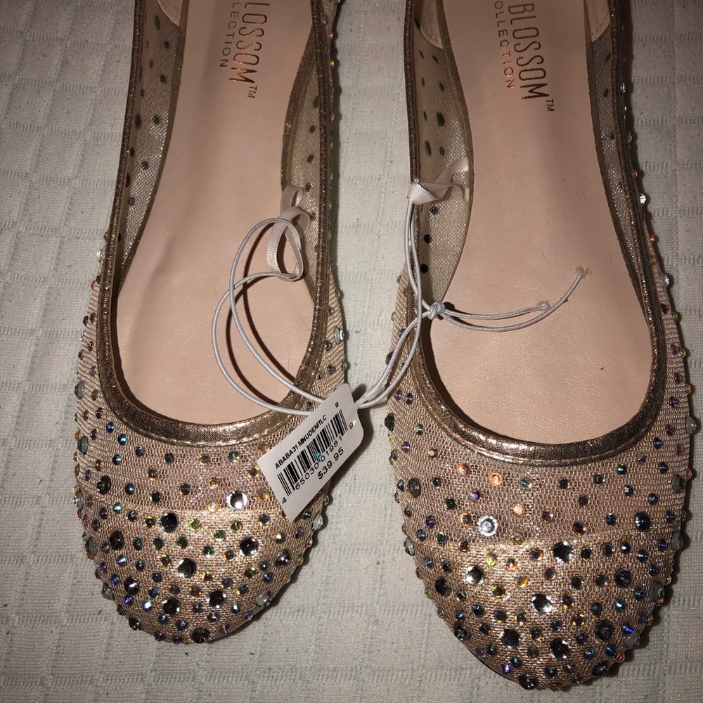 NWT nude rhinestone flats